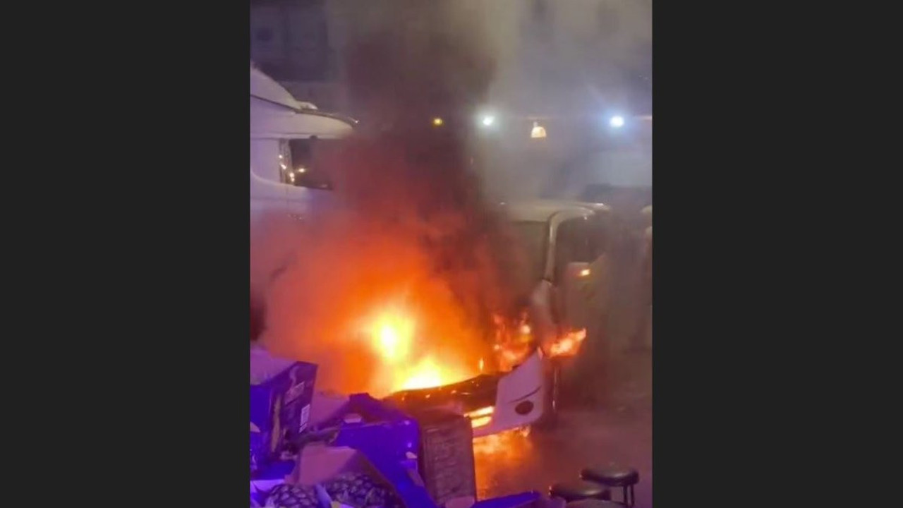 Bursa Kent Hali'nde park halindeki araç alev aldı: Korku dolu anlar kamerada