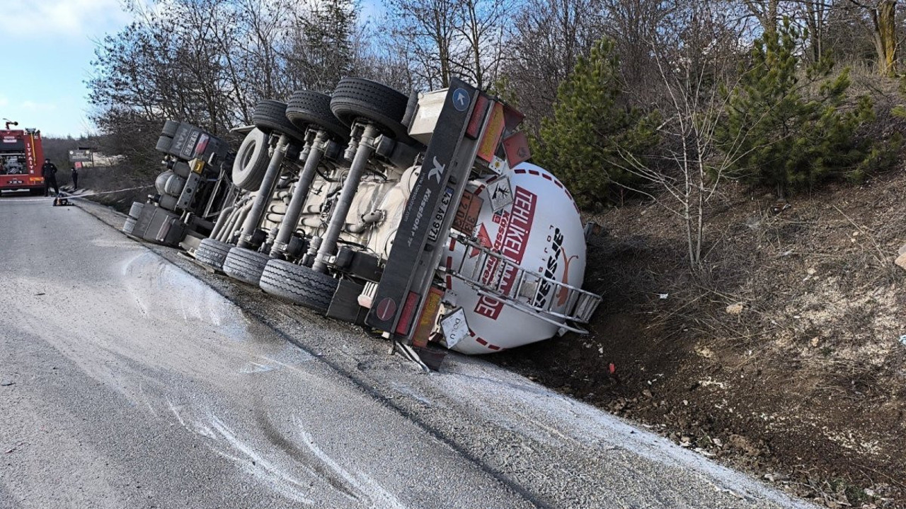 Akaryakıt yüklü TIR şarampole devrildi