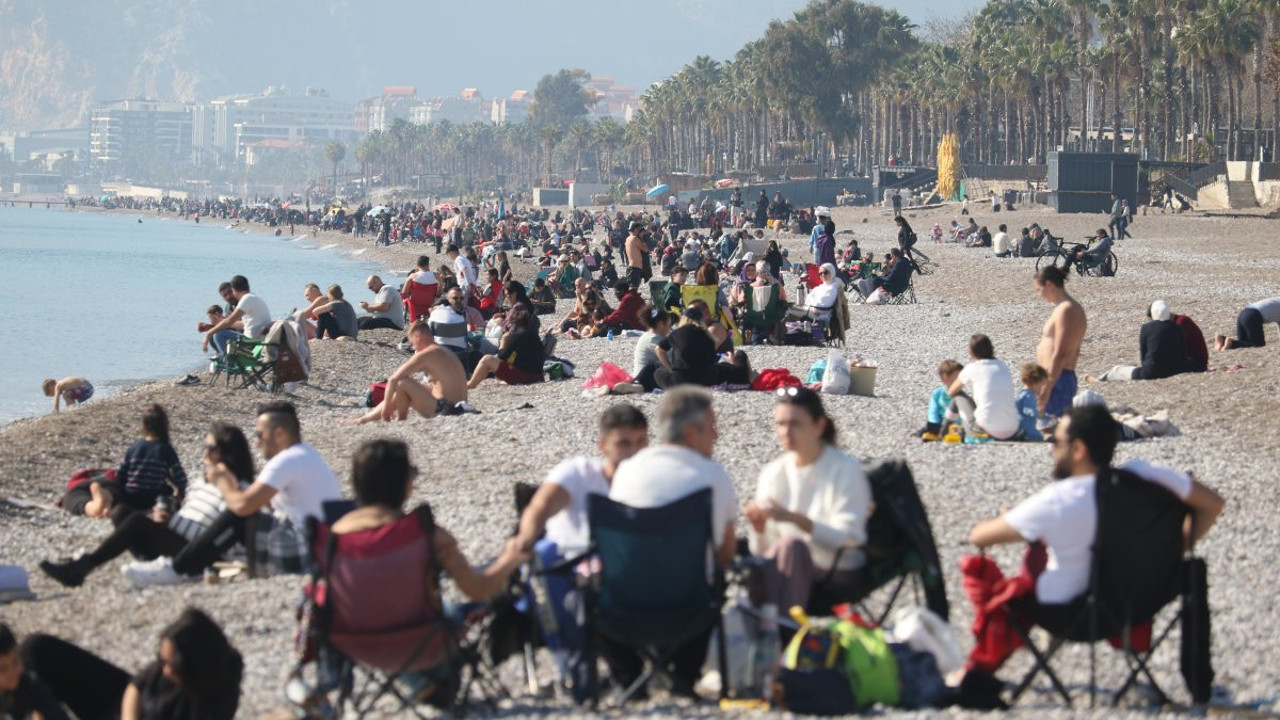 Antalya sahilleri tatilcilerle doldu taştı