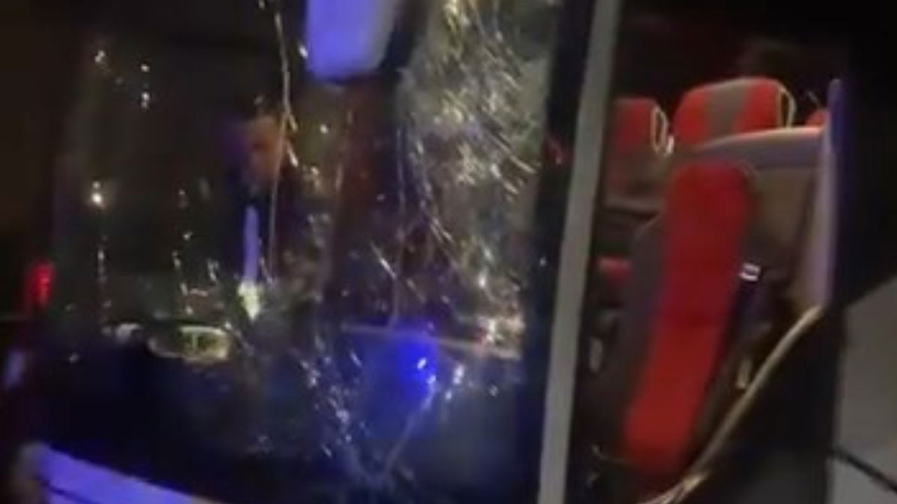 Şoför fenalaştı, direksiyona geçen kadın yolcu faciayı önledi