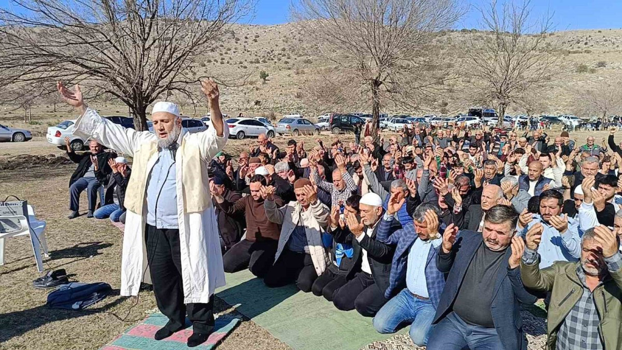 Çukurova çiftçileri yağmur duasına çıktı