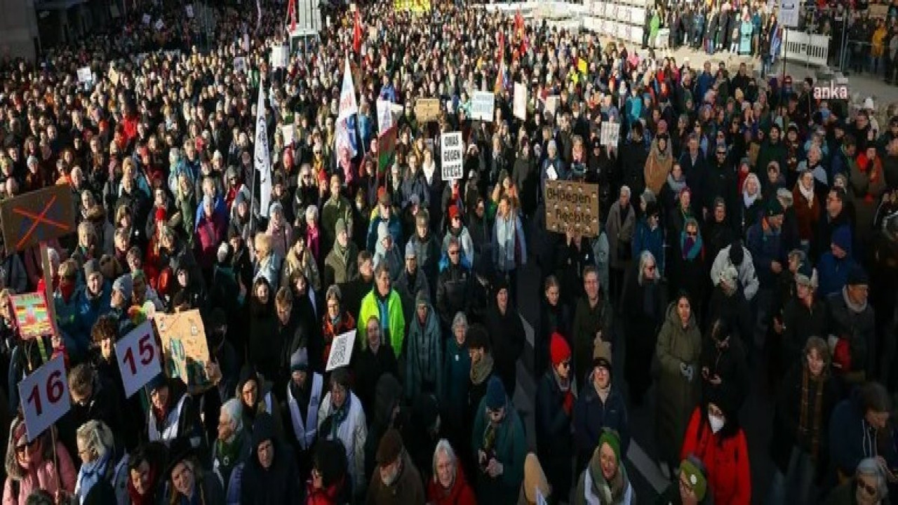 Almanya'nın Hamburg kentinde 65 bin kişi, AfD ve CDU'nun göç politikalarına karşı gösteri düzenledi