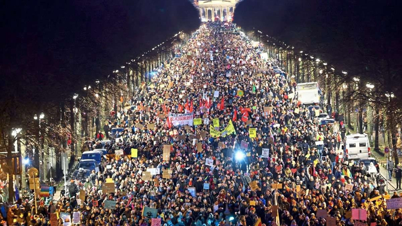 Almanya'da gerilim artıyor: Berlin'de on binler sokağa indi