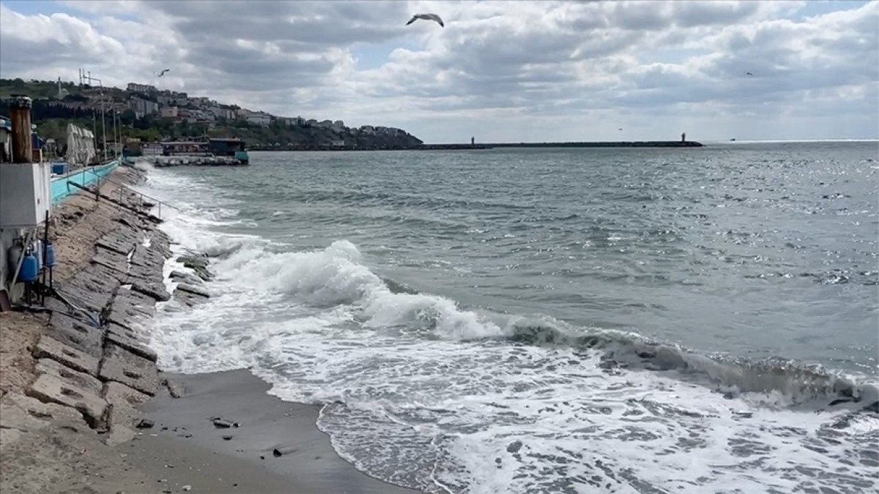 Tekirdağ'da şiddetli poyraz deniz ulaşımını engelliyor