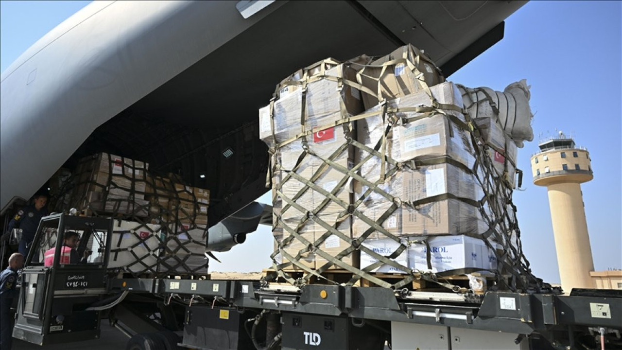 Türkiye'den gönderilen yardım tırları Gazze'de