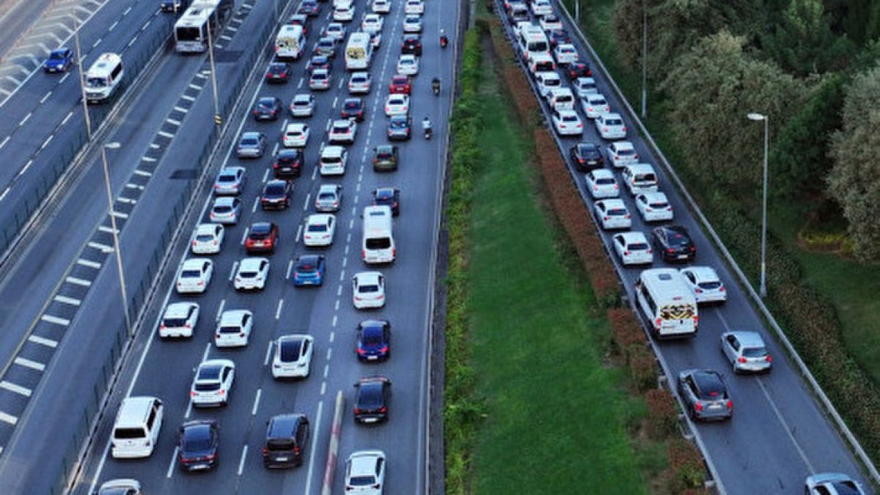 İstanbul'da trafik yoğunluğu! Araçlar güçlükle ilerleyebildi