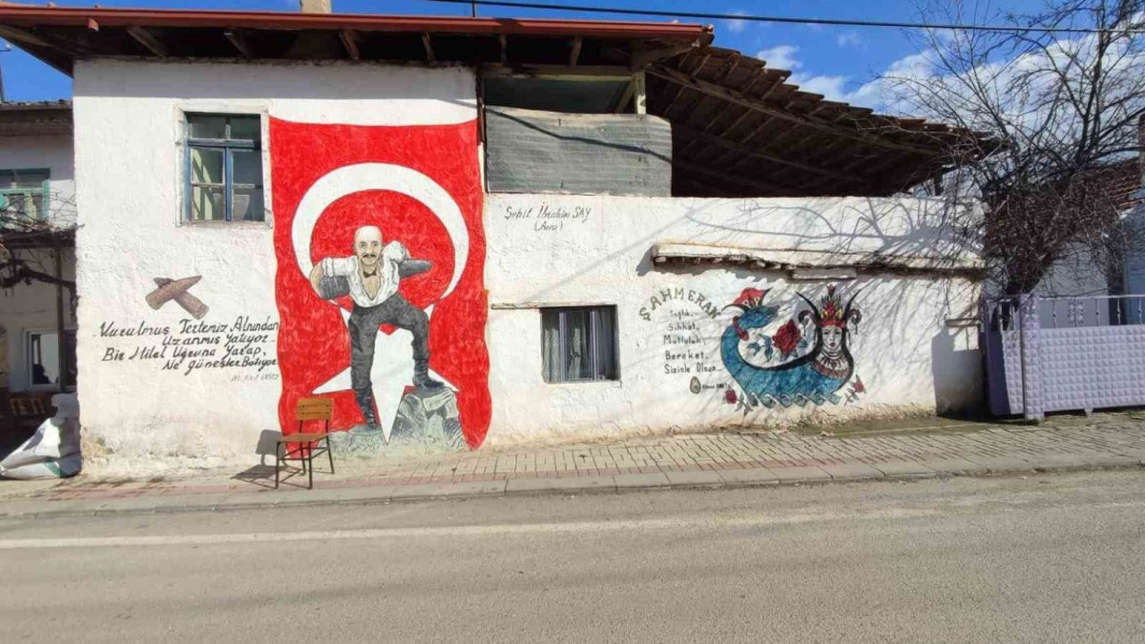 Depremin izleri resimlerle süslendi