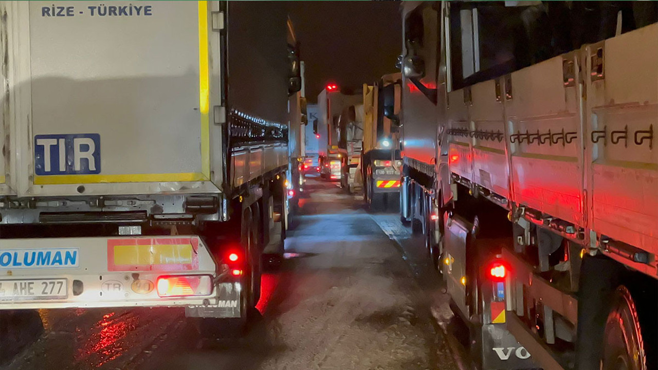 Bolu Dağı'nda kar yağışı aniden bastırdı, tırlar yolda kaldı