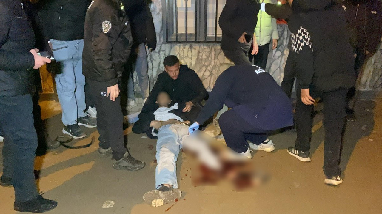 Deprem anma törenine katılmak isteyen gençler bıçaklı saldırıya uğradı