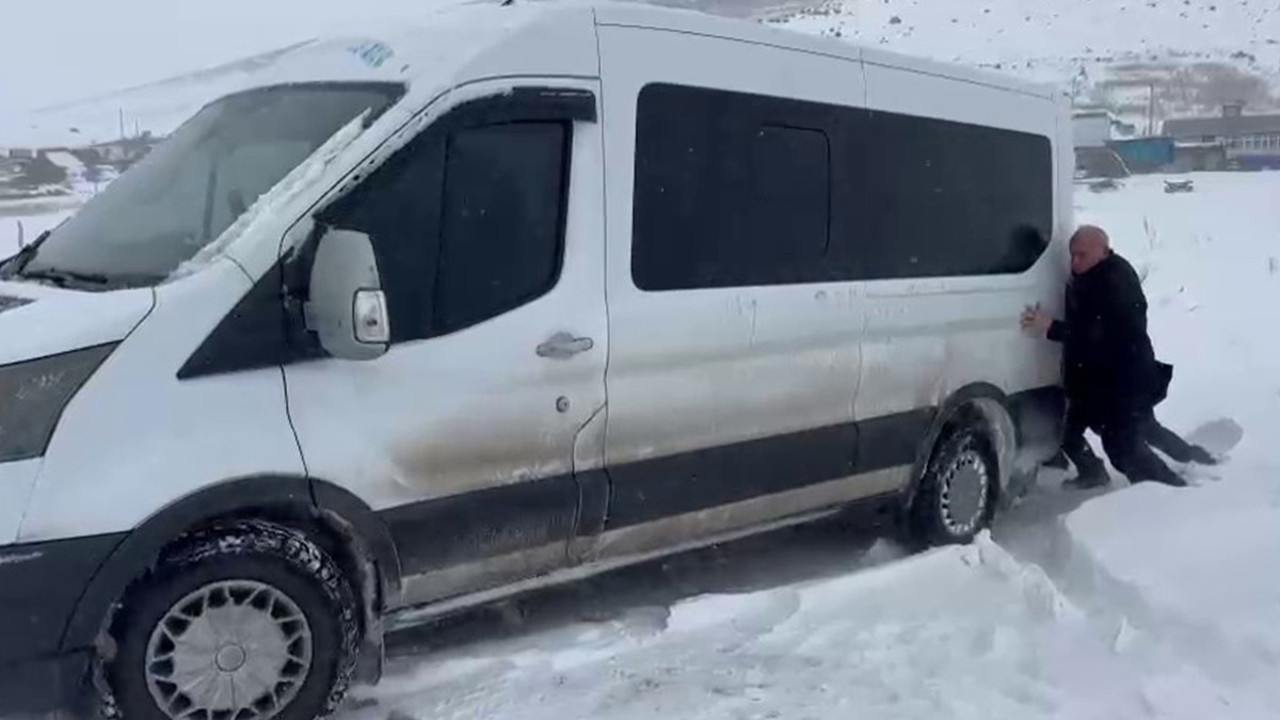 Öğrenci servisi mahsur kaldı! İmdatlarına meclis üyeleri yetişti