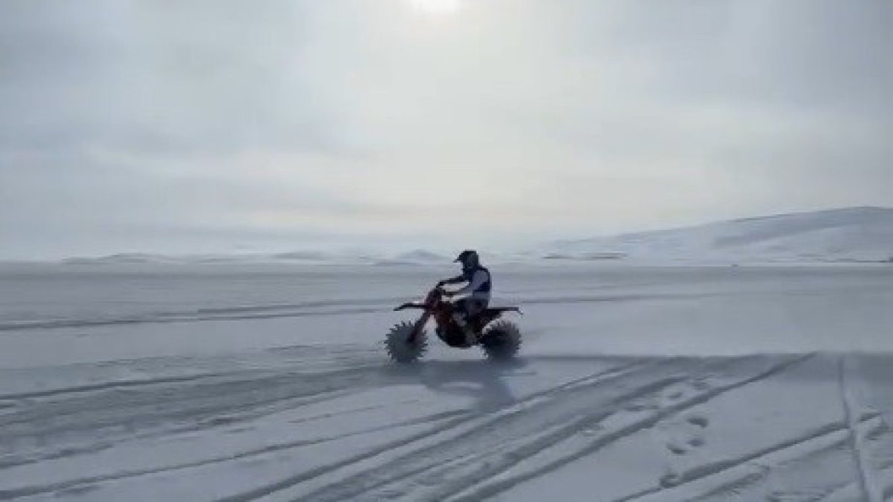 Türkiye şampiyonundan Çıldır Gölü’nde nefes kesen gösteri