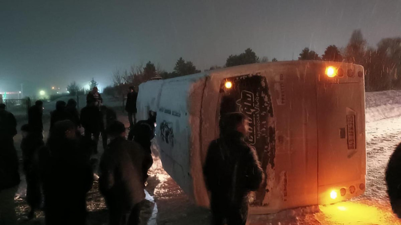 İşçi servisi devrildi! 3 kişi yaralandı