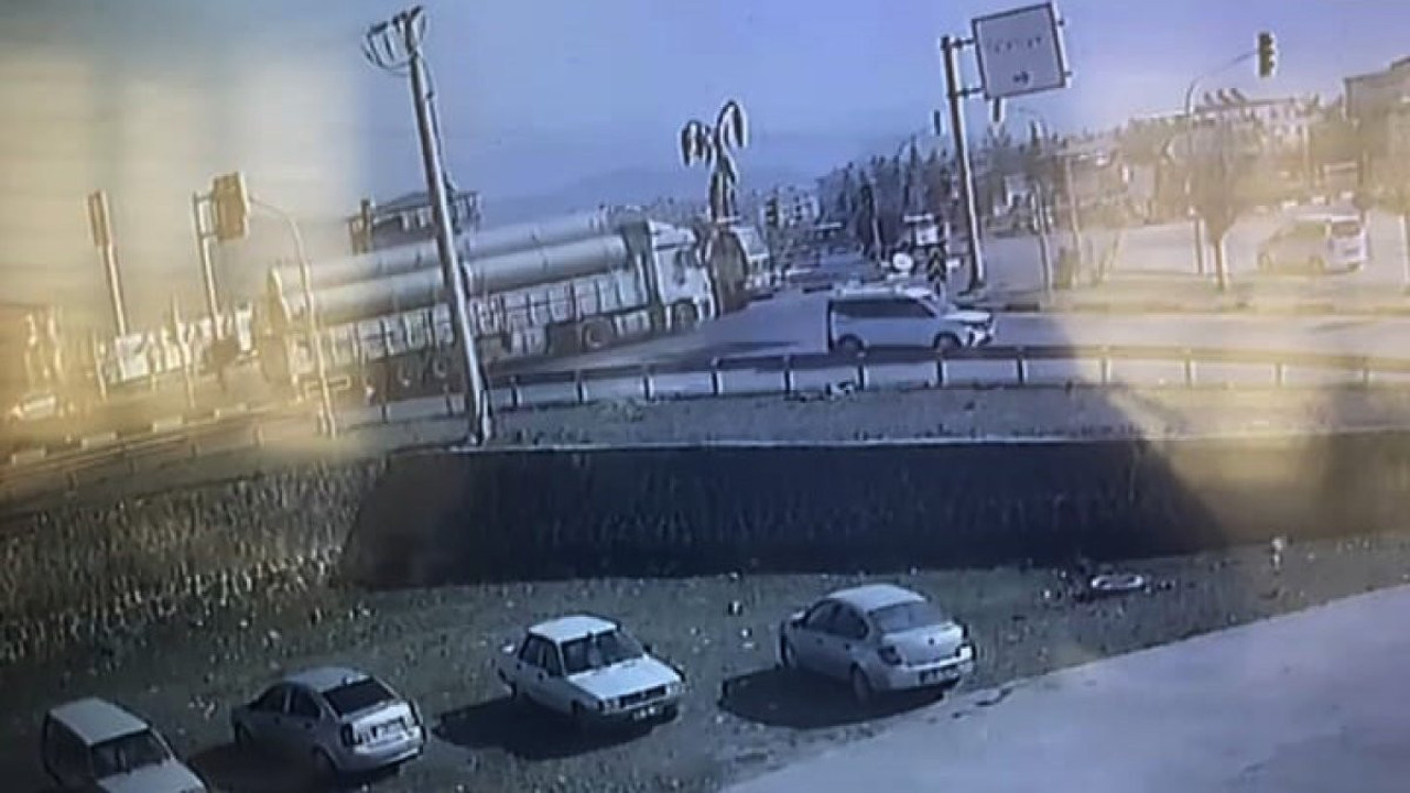 Araçtan kopan parça memurun başına düştü