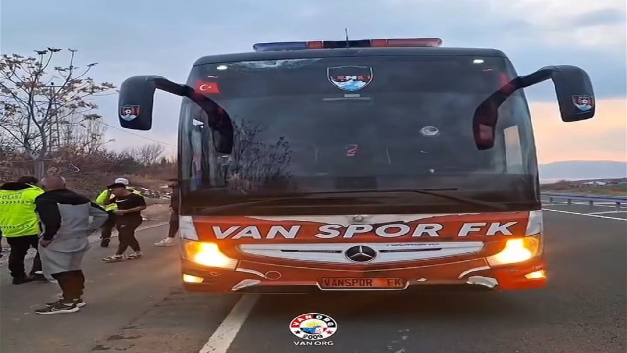 Vanspor'un takım otobüsüne taşlı saldırı