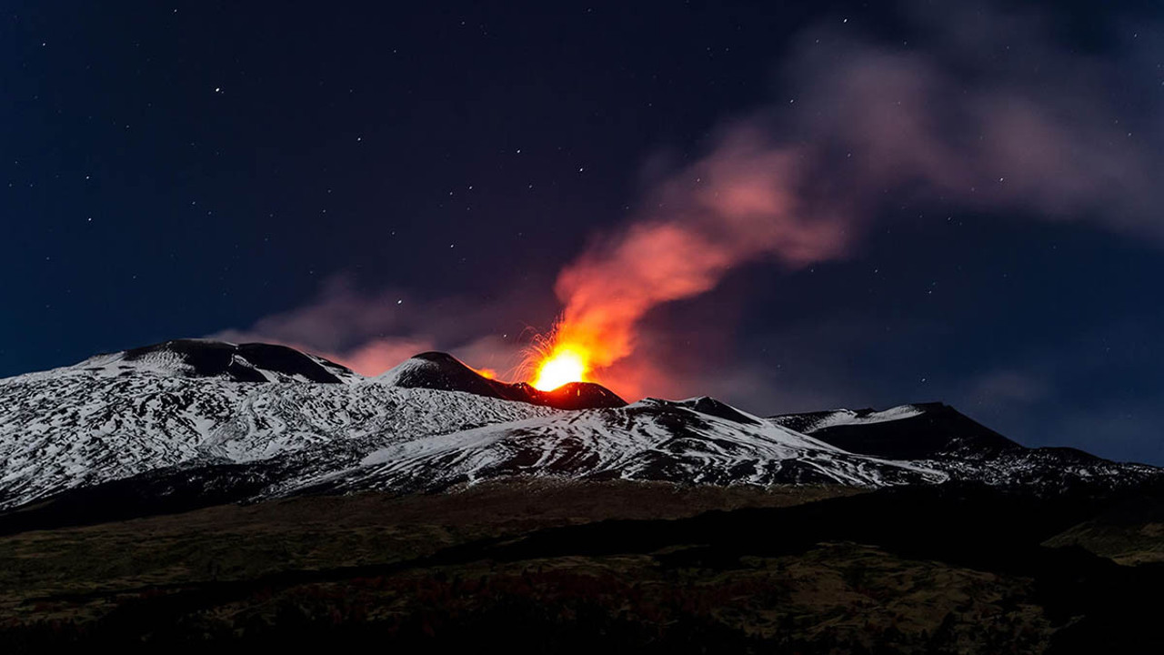 Bölge halkı tedirgin! Lav akıntısı hızlandı
