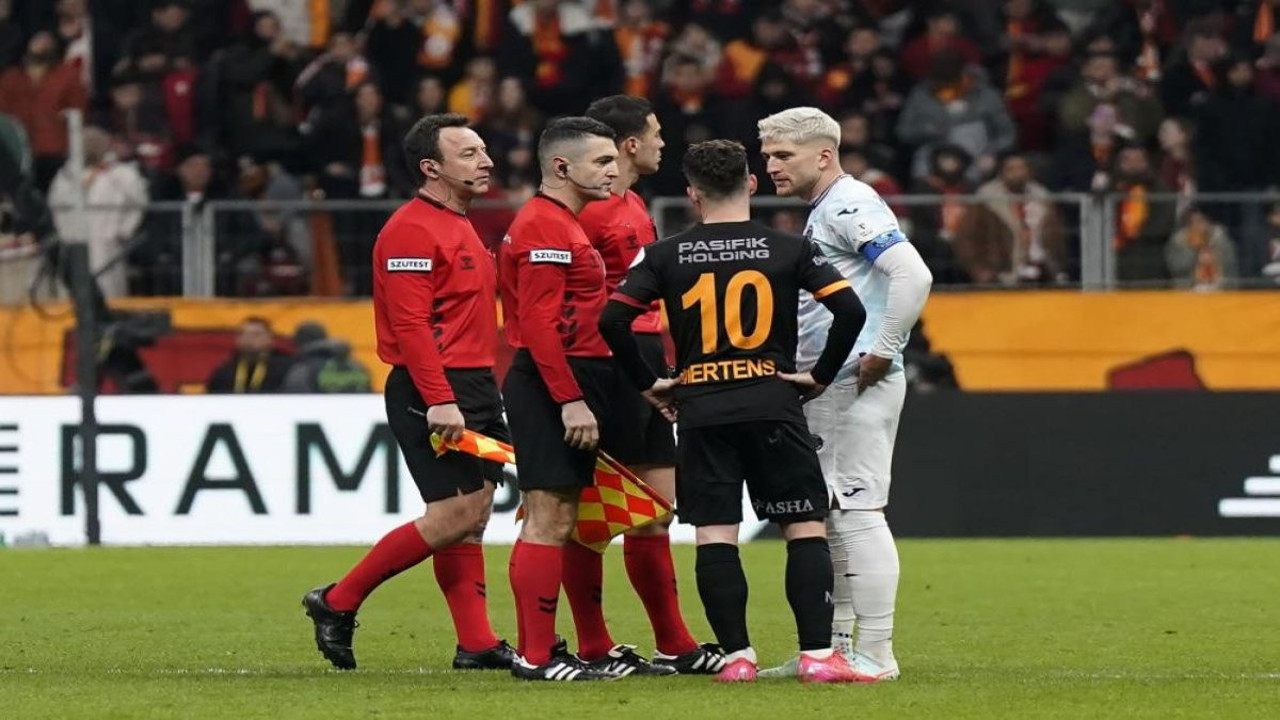 Galatasaray-Adana Demirspor maçı hakem tarafından tatil edildi