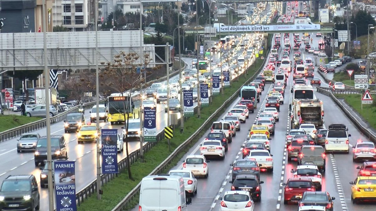 İstanbul'da haftanın ilk iş gününde trafik felç oldu