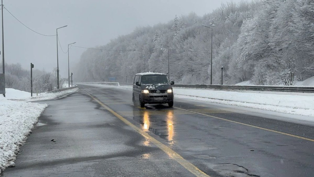Kar yağışının etkili olduğu Bolu Dağı’nda ulaşım sağlanıyor