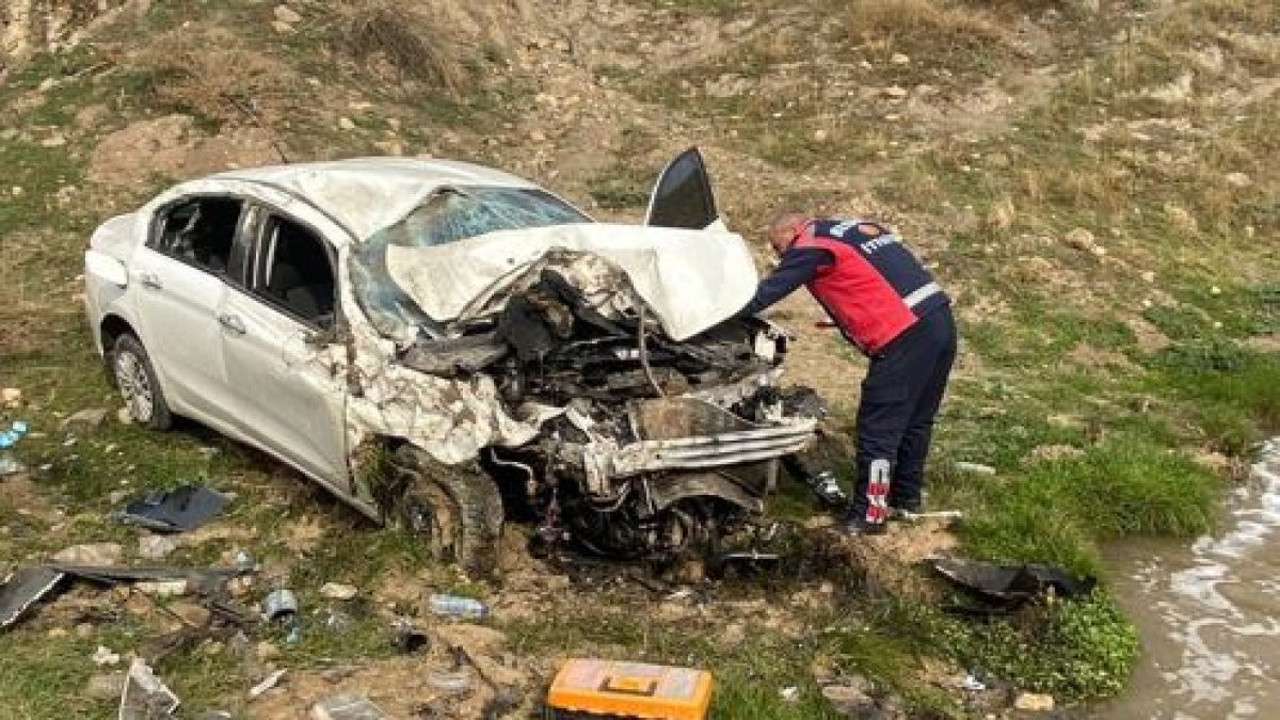 Besni'de otomobil dere yatağına uçtu: Sürücü yaralandı