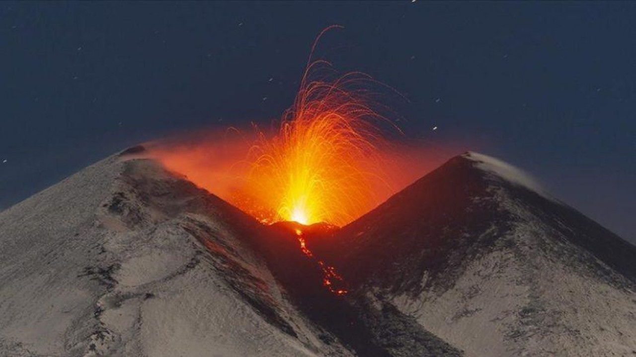 Etna Yanardağı lav püskürtmeye devam ediyor