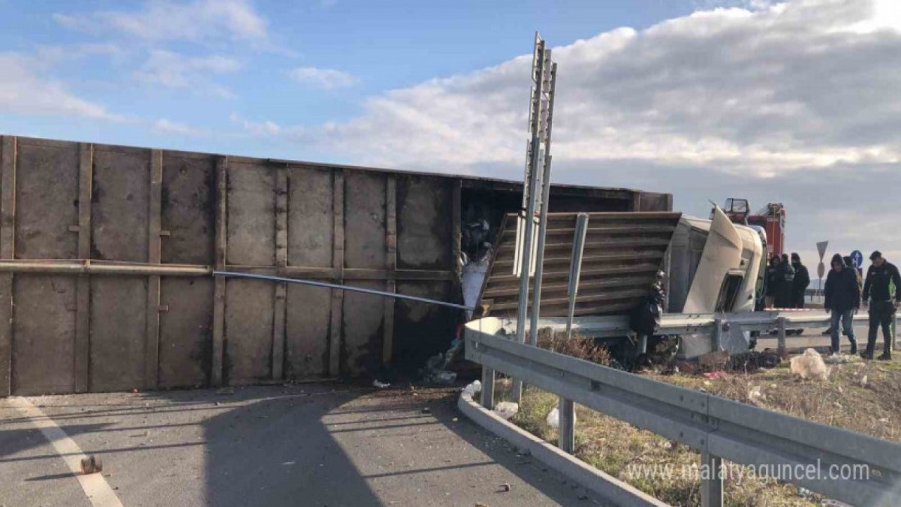 Virajı alamayan tır devrildi