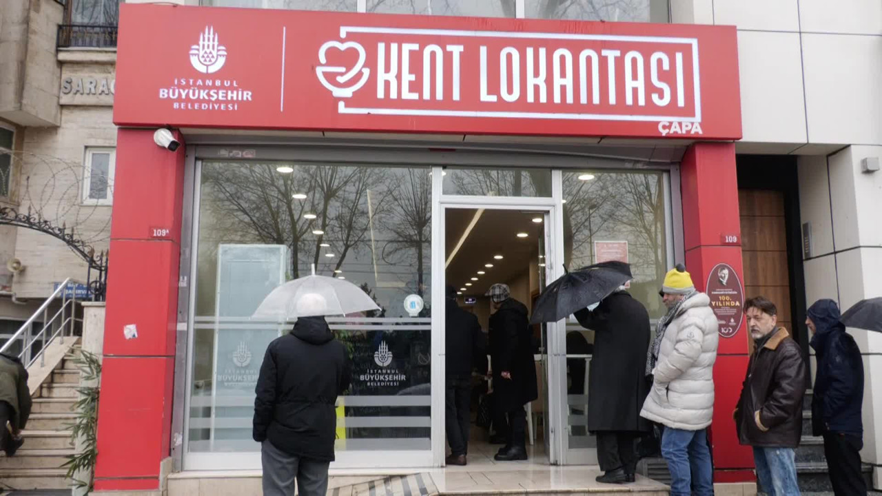 Yağışa rağmen uzun kuyruklar oluştu! “Kötü günleri geride bırakmadık”