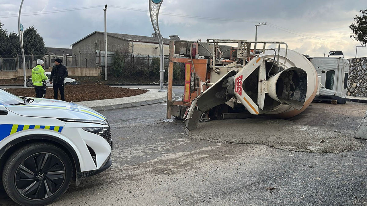 Gebze’de kontrolden çıkan beton mikseri devrildi