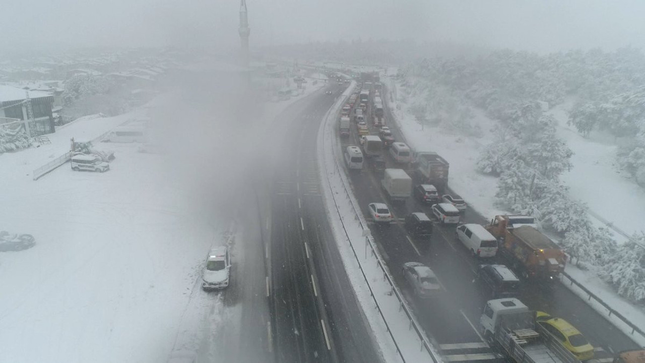 Arnavutköy'de araçlar ilerlemekte zorlandı