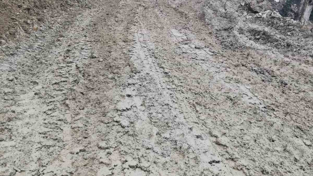 Heyelan nedeniyle kapanan yol ulaşıma açıldı