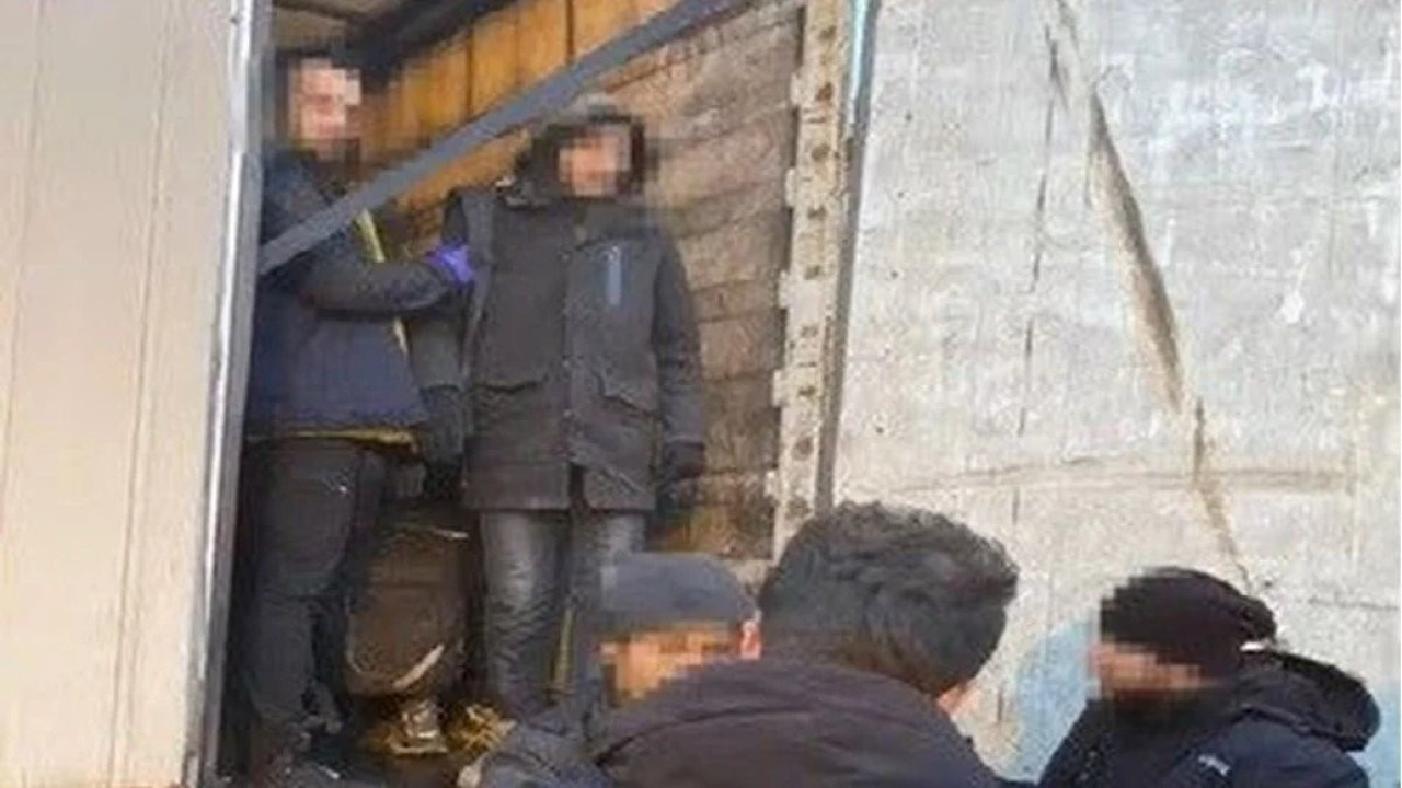 Kaçak yollarla yurda giren göçmenler tır dorsesinde yakalandı