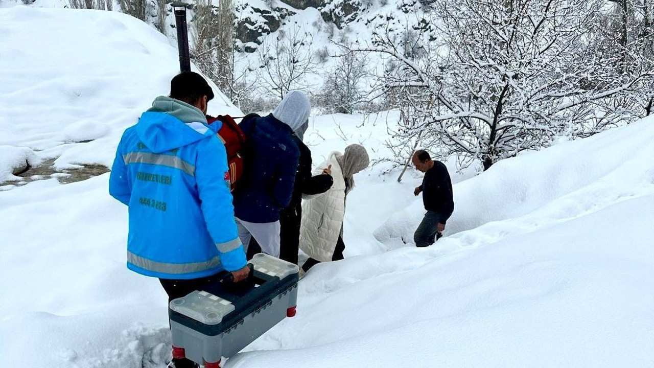 Karlı yollar yaşlı kadın için aşıldı