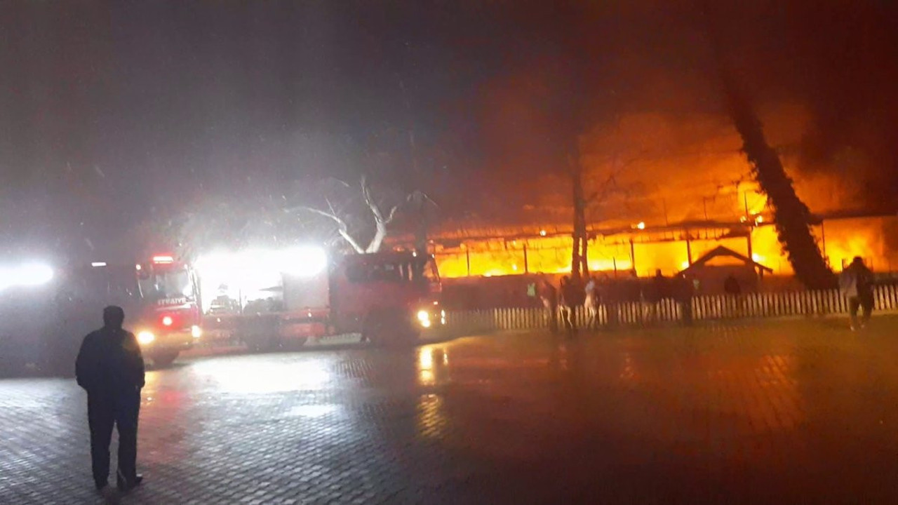 Alevlere teslim olan restoran kül oldu