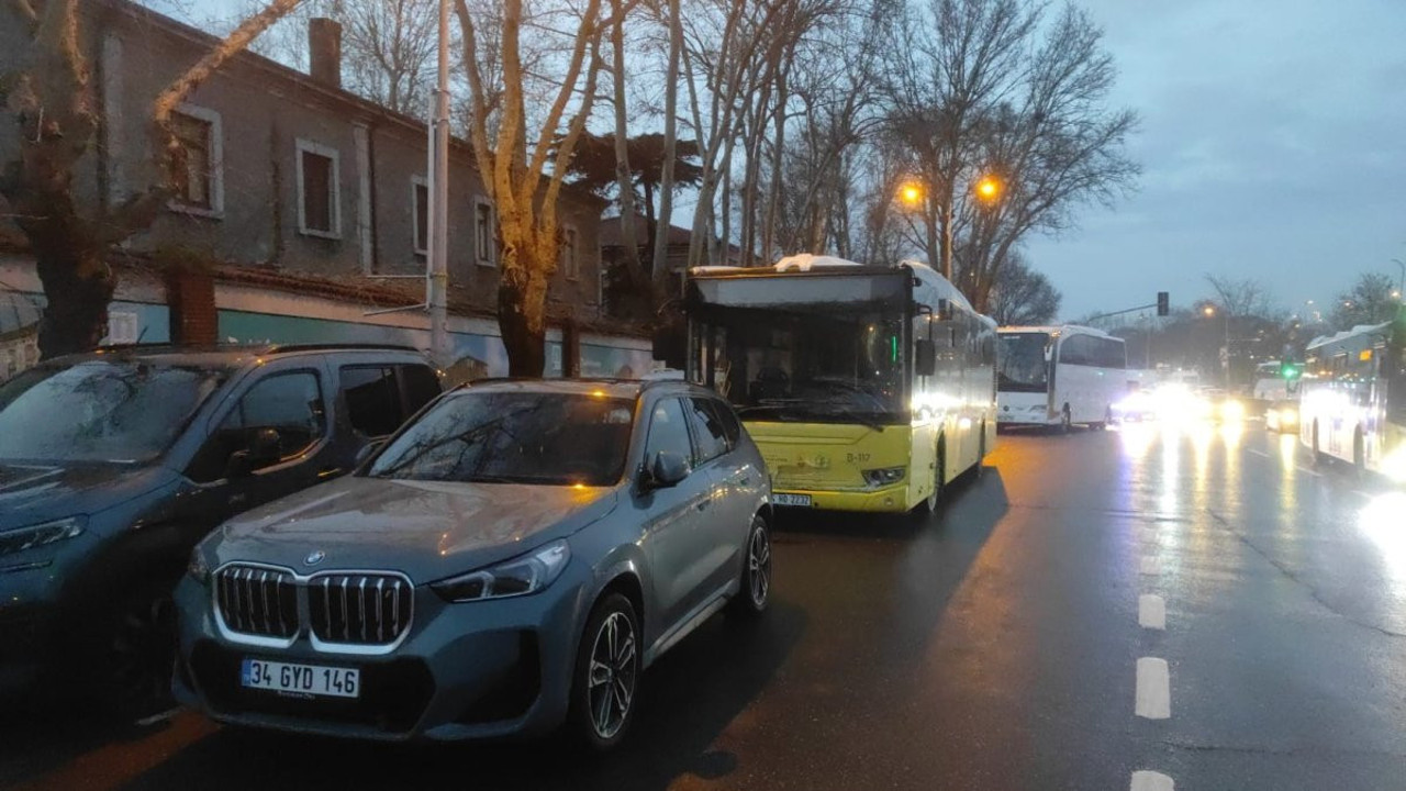Şişli'de İETT otobüsü park halindeki cipe çarptı: 2 yaralı