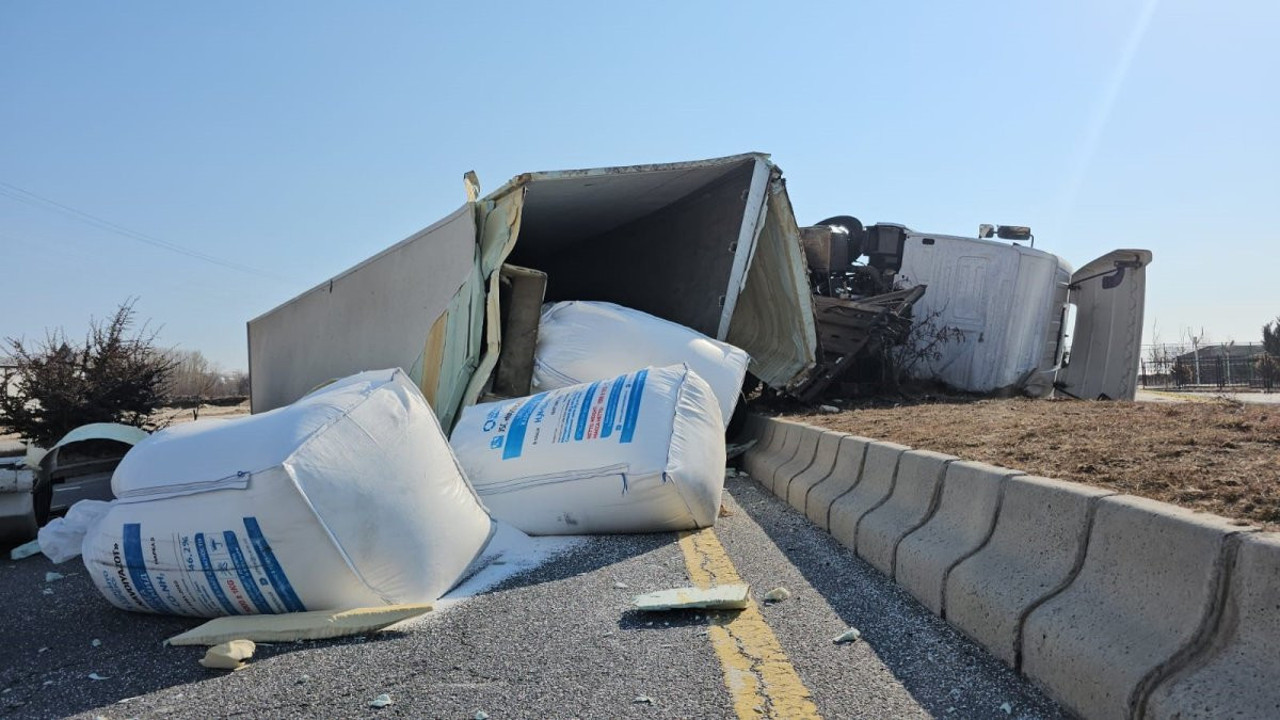 Bitlis’te plastik hammadde yüklü tır devrildi, yol trafiğe kapandı