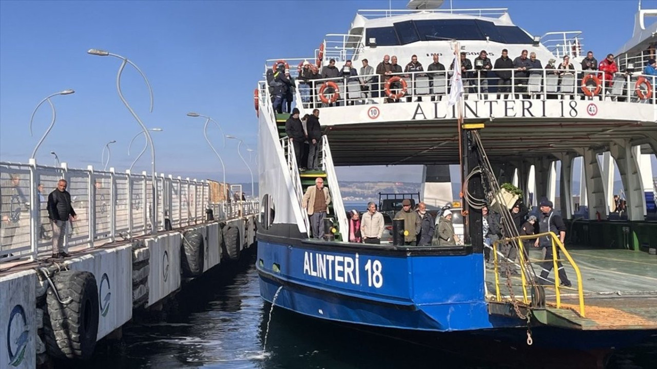 Çanakkale Boğazı'nda feribot paniği! İskeleye yanaştırıldı