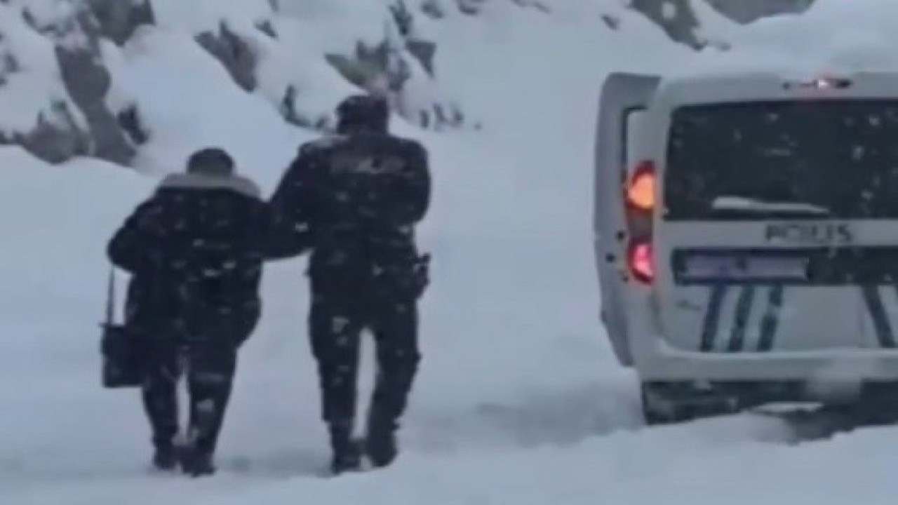 Karda mahsur kalanlara polis yetişti