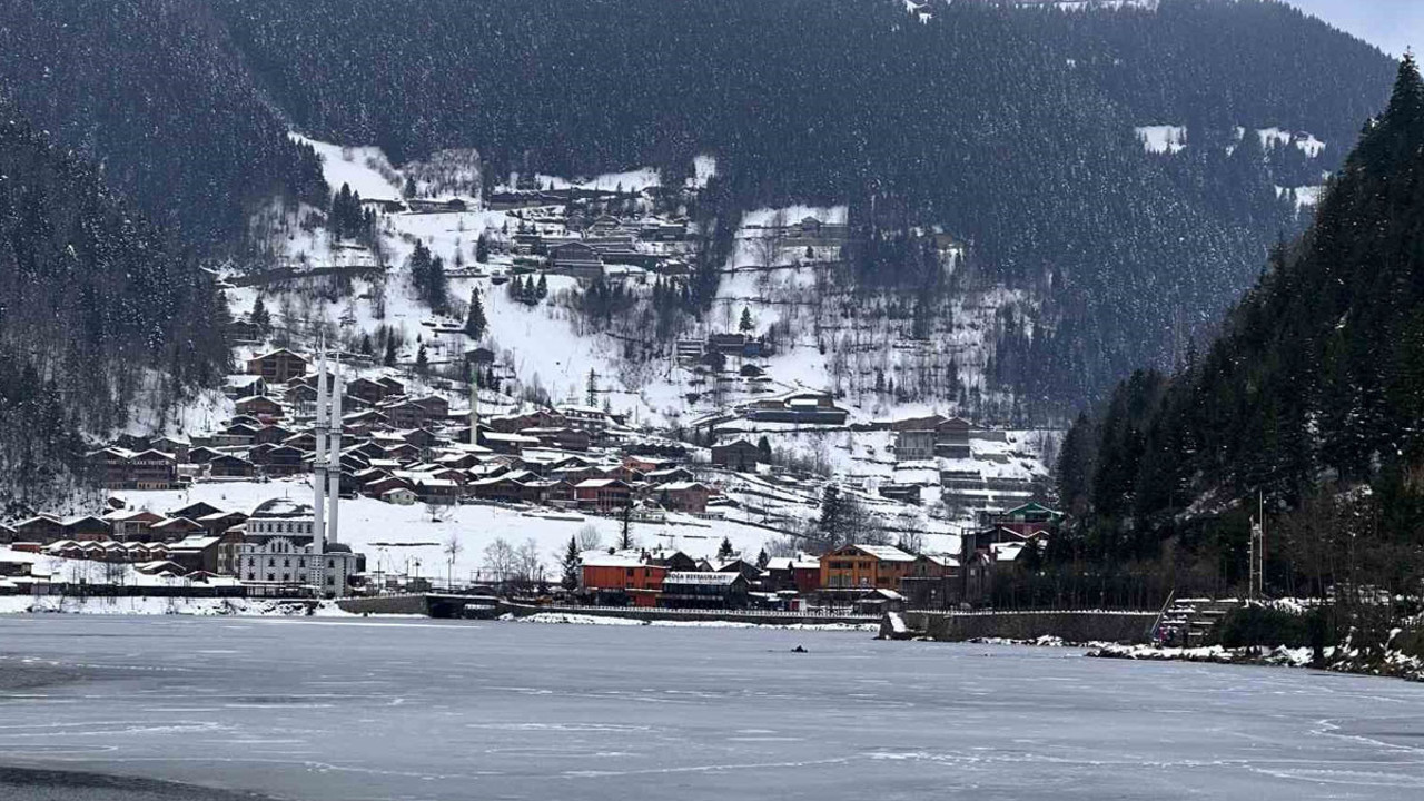 Göl buz tuttu! Eşsiz manzara oluştu