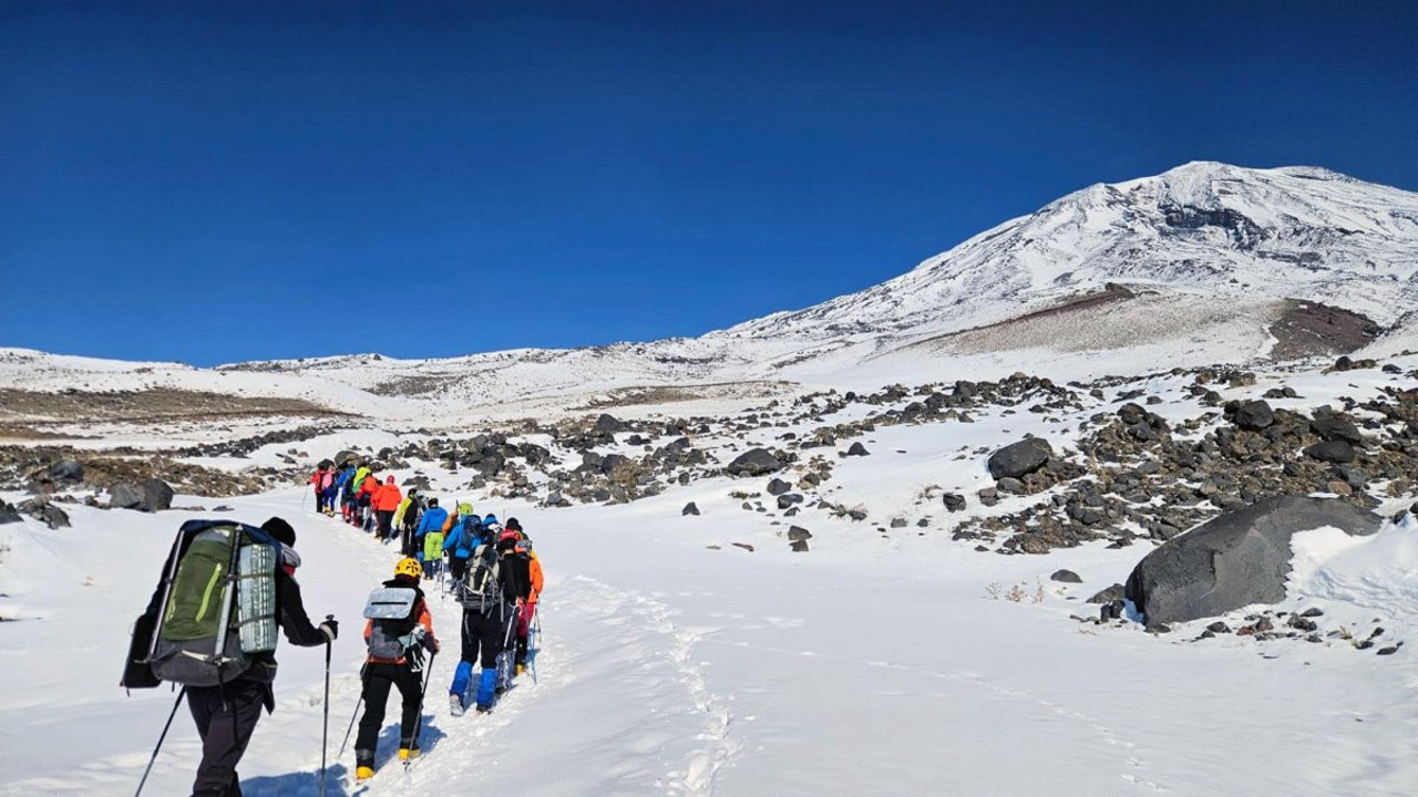 33 dağcı, Ağrı Dağı'na tırmanışa geçti