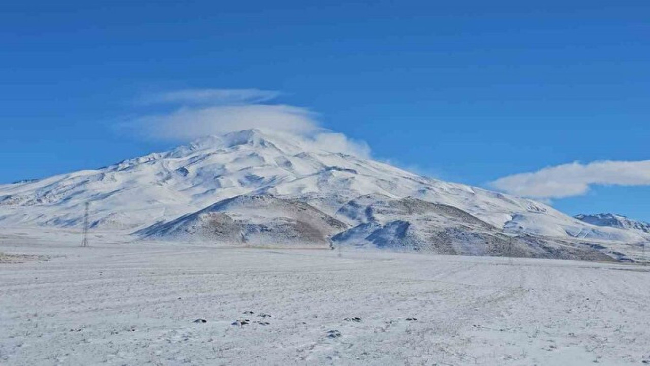 Süphan Dağı'ndaki mercek bulutu izleyenleri büyüledi