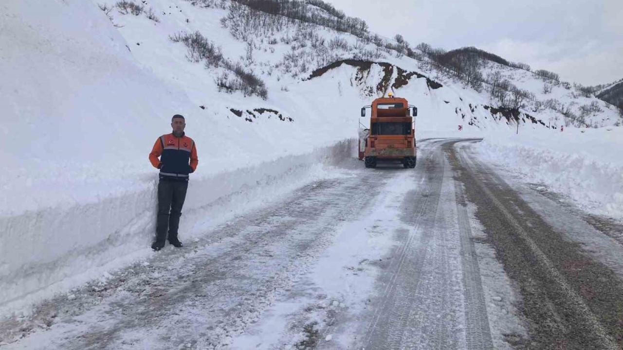 Kar kalınlığı tam 2 metre! Yollar zorlu mesaiyle açılıyor
