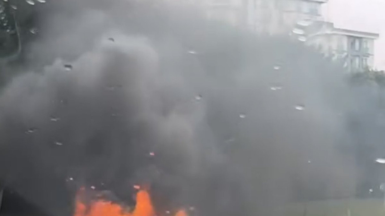 İstanbul'da seyir halindeki araç alev topuna döndü