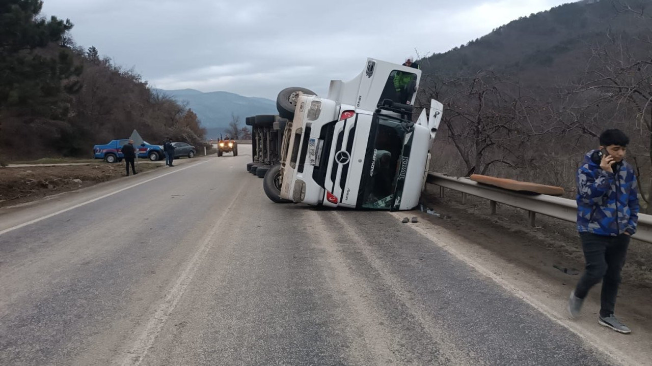 Bolu’da kömür yüklü tır devrildi