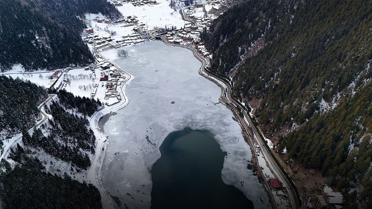Turistlerin uğrak merkezi buz pistine döndü