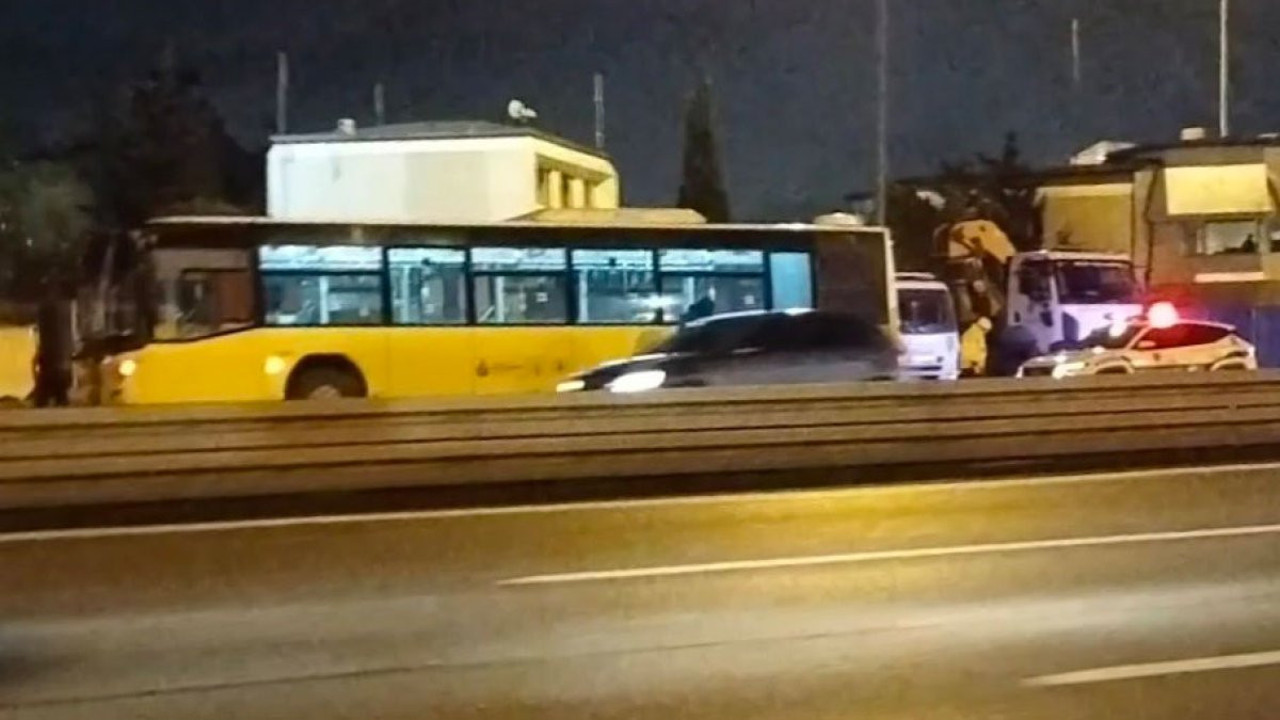 Bozulan İETT otobüsü köprüde kaldı