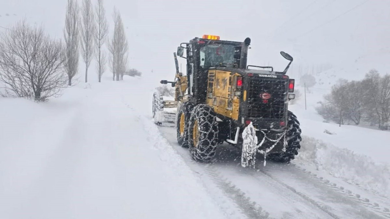Bayburt'ta çığ düştü: Servis aracı ara saplandı