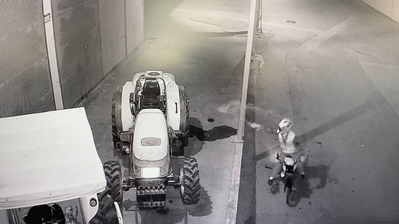 Traktörü ateşe verecekti kendini de yaktı