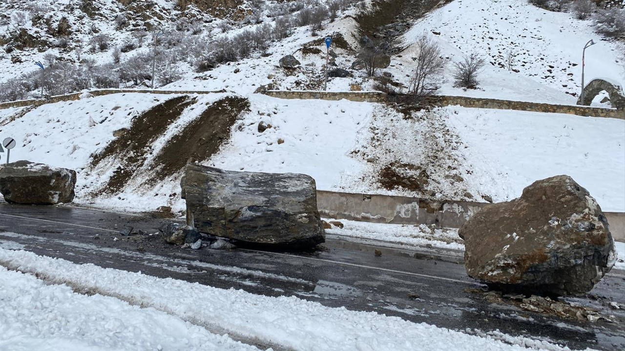 Dev kayalar yola düştü! Yol ulaşıma kapatıldı