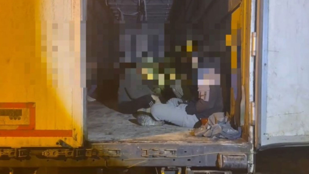 Van'da durdurulan TIR'dan 69 kaçak göçmen çıktı