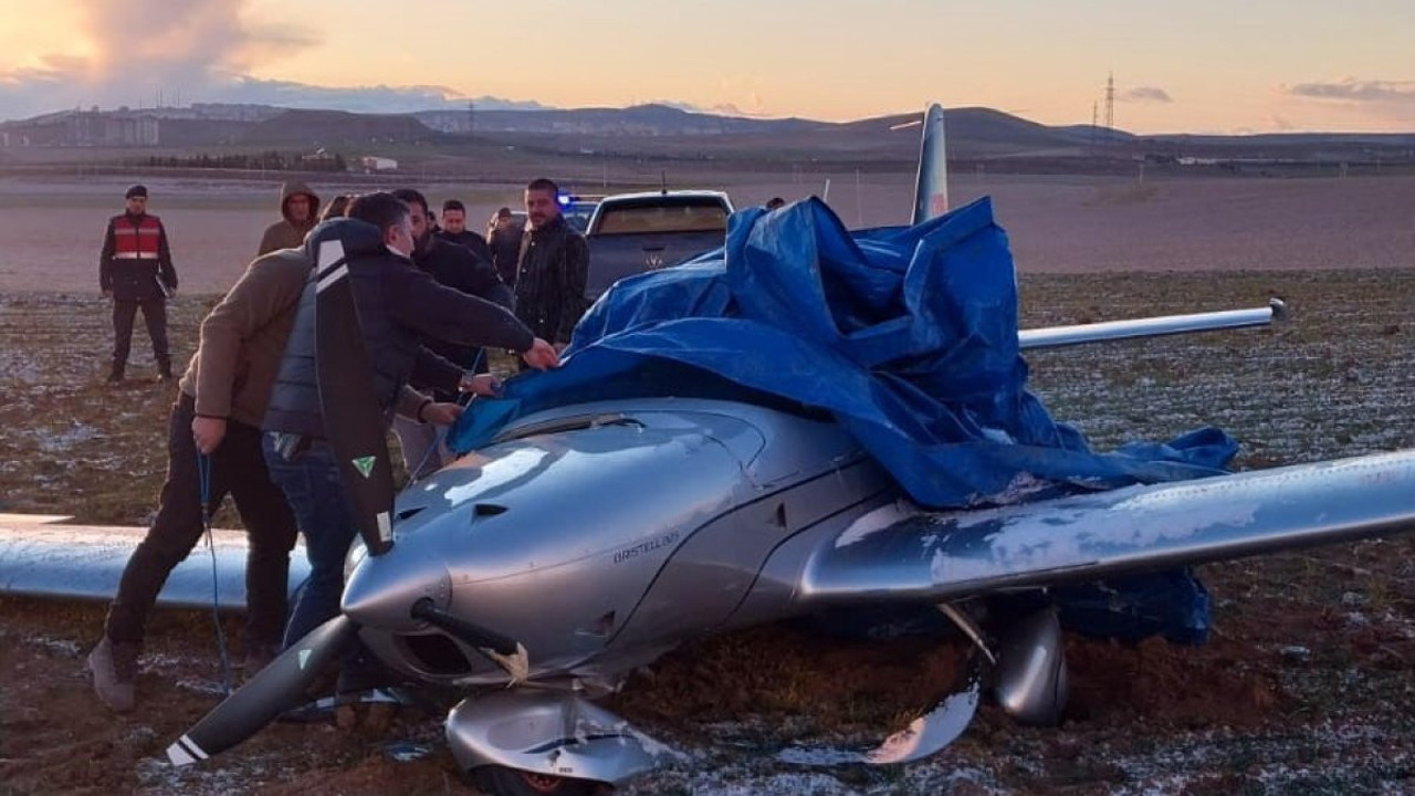 Ankara'da eğitim uçağı tarlaya zorunlu iniş yaptı