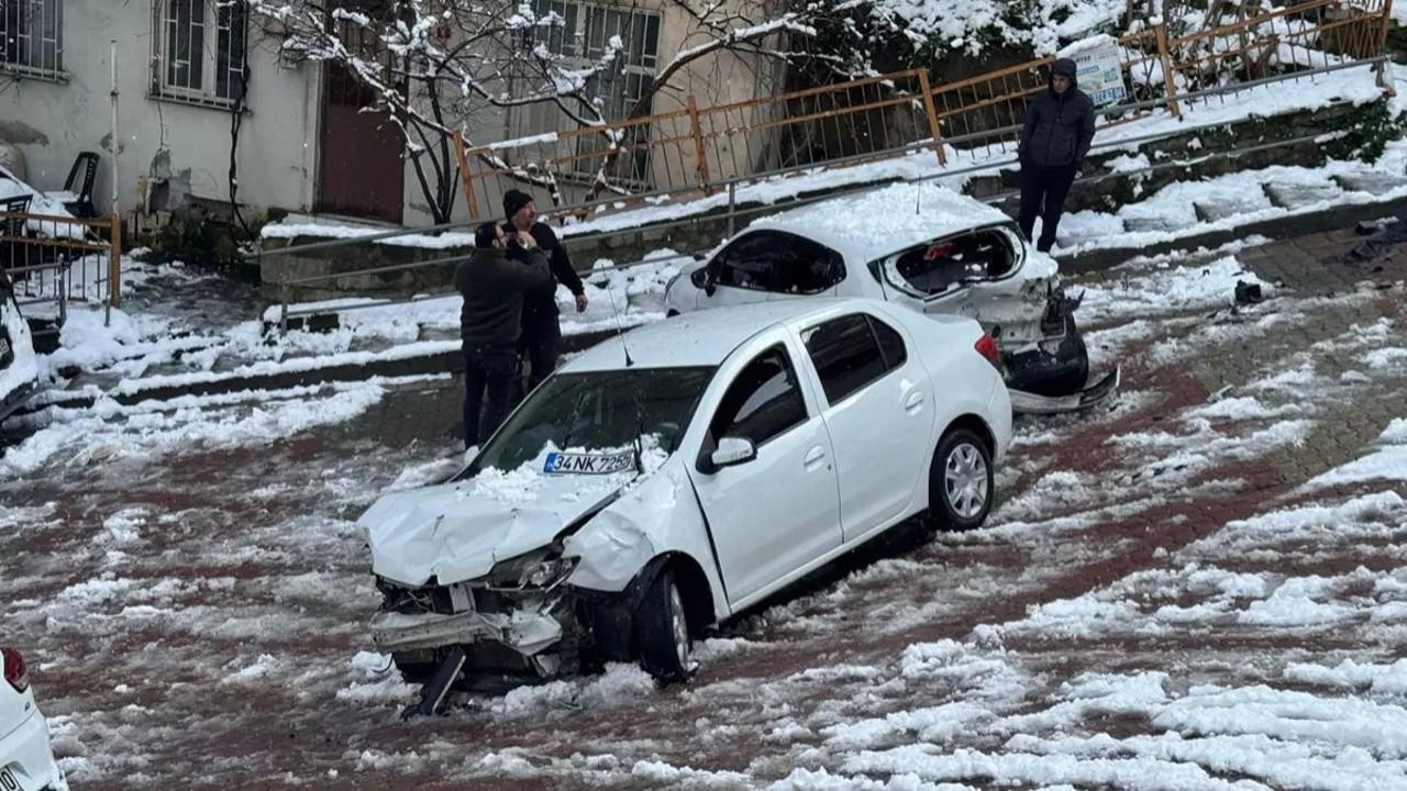 İstanbul'da trafiğe kar etkisi! Sürücülere zor anlar yaşattı